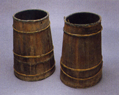 桶沓（おけぐつ）　深い湿田に入る木製の長靴（国立民族学博物館所蔵